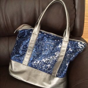 Oversized shoulder bag