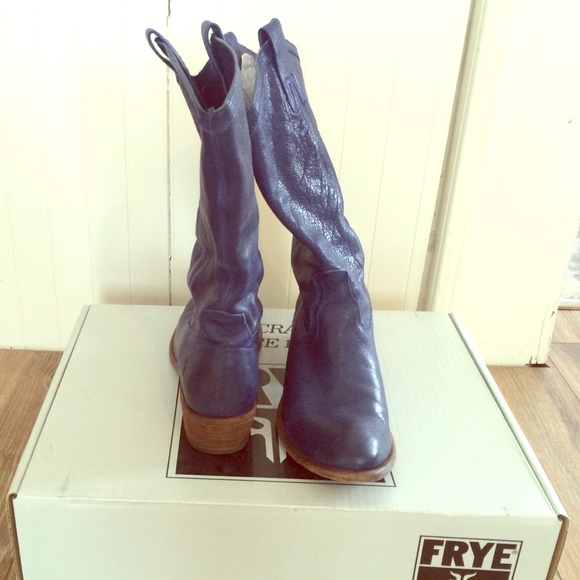 Frye Shoes - Frye women's Carson pull-on boots