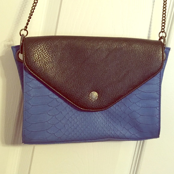 Faux leather snake skin purse!