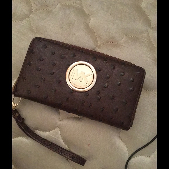 Mk wallet accepting offers right now💗🎀