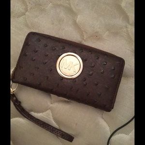 Mk wallet accepting offers right now💗🎀