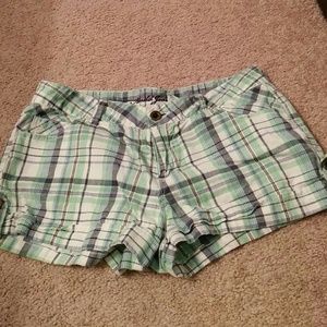 SOLD IN BUNDLE*2/$10 or 3/$12 - Plaid Mudd shorts