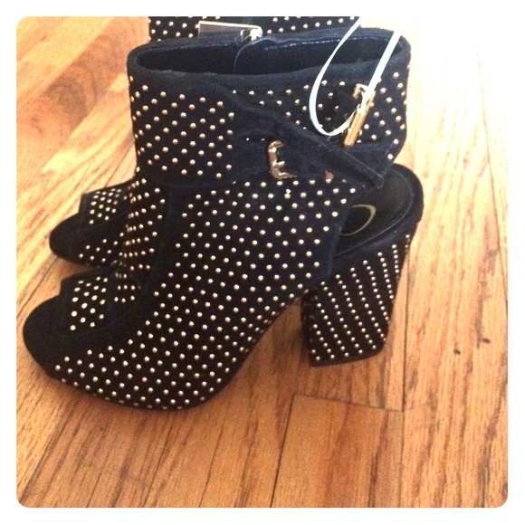 Jessica simpson brand shoes Juniors-Shoes. When it comes to juniors’ shoes, you can never have enough to mix and match with your laidback or professional outfits. No matter what your fashion preferences may be, you’ll find a variety of styles ranging from heels and wedges to sneakers and sandals.