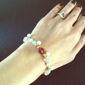 Beautiful pearl gold and glass beaded bracelet!