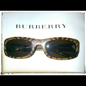 Used Burberry sunglasses 🚨msg for availability🚨