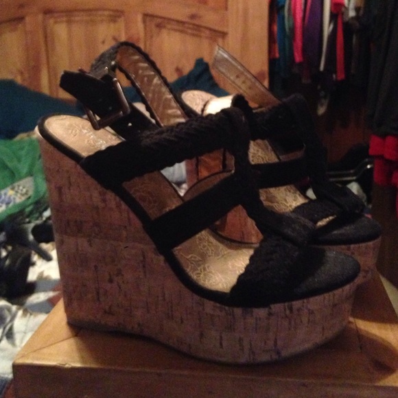 Black wedges
