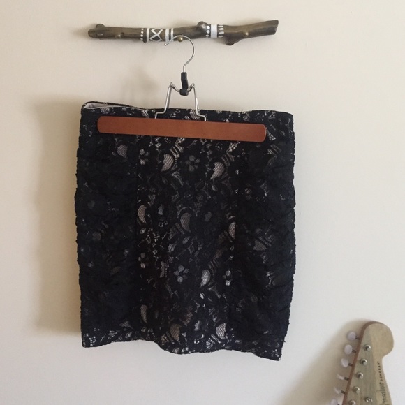 Nordstrom lace skirt w underlay, fitted