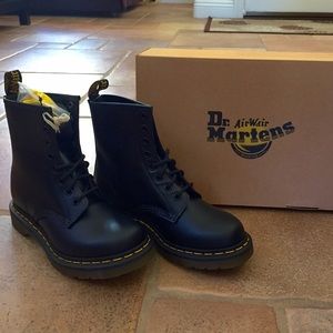 New in box Dr. Martens original 1460 black boot