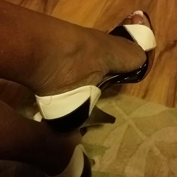 Black and white Jessica Simpson pumps