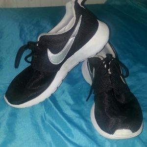 Black N White Roshe Runs