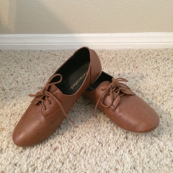 Brown Oxford shoes
