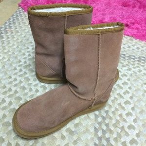 Reddish brown boots. Barely worn. Size 6
