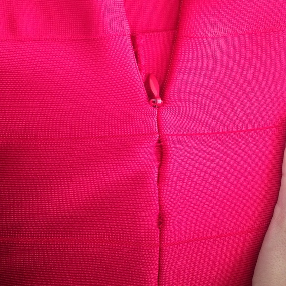 Red bebe lace bodycon dress - Picture 3 of 4