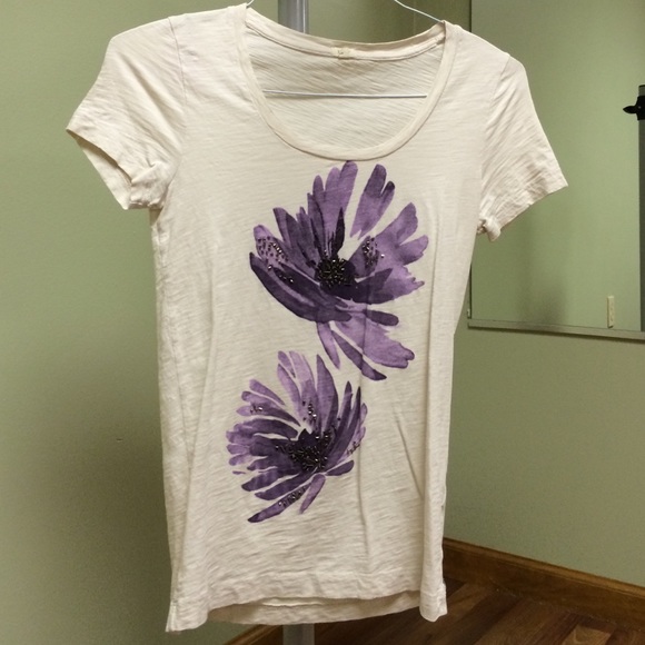 Scoopneck t-shirt with purple flower pattern.
