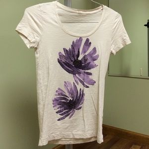 Scoopneck t-shirt with purple flower pattern.
