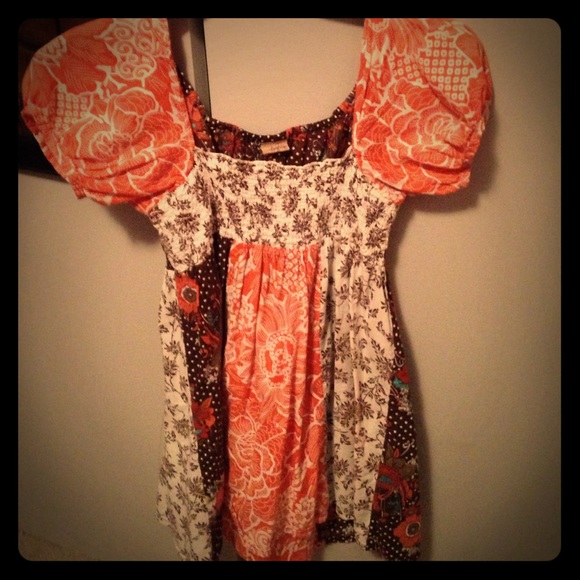 PRICE 🔪Buckle short sleeve peasant style blouse!