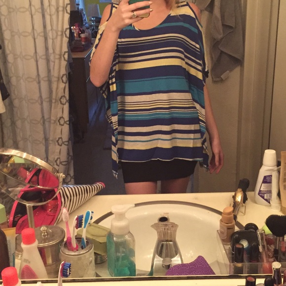 Stripped shirt with cut out shoulders