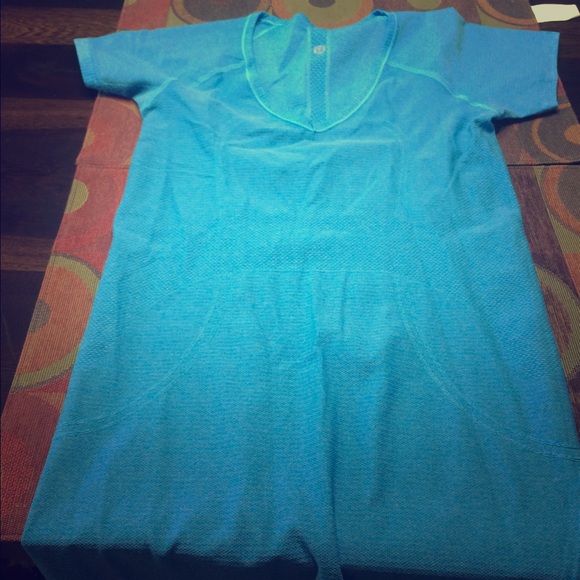 V neck Lululemon swift tshirt. Size 6