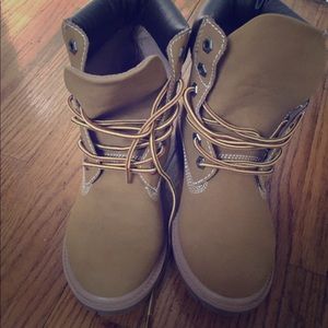 NEW never worn. Timberland look alike