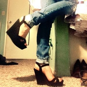 Black wedges