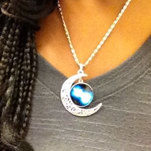 Moon Necklace ⭐️PRETTY ⭐️