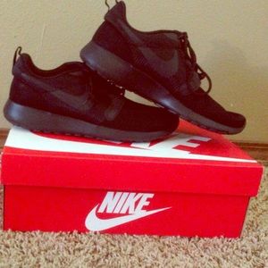 LIKE NEW NIKE ROSHES (RESERVED)