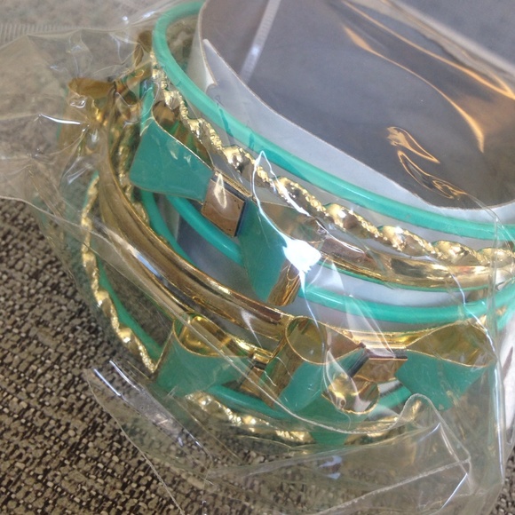 Brand new set of fashion bracelets - Picture 2 of 4