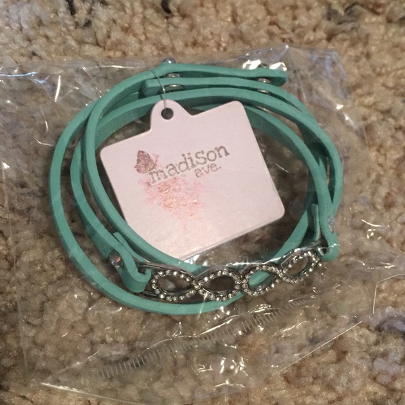 Brand new set of fashion bracelets - Picture 3 of 4