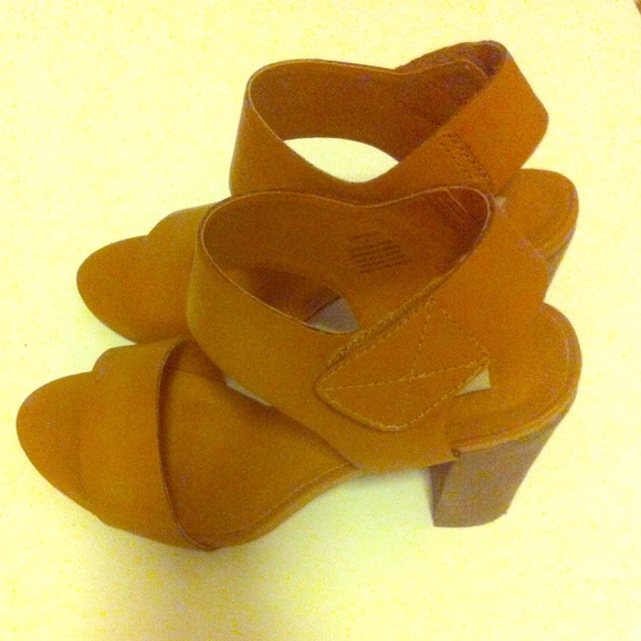 Steve Madden Confdnce cognac dress heels