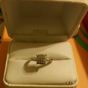 18k 750 White Gold Beautiful Diamond Ring