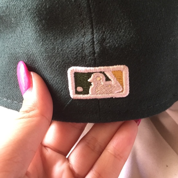 A's fitted cap - Picture 2 of 4