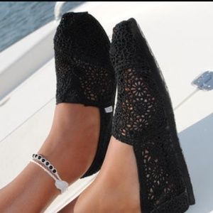 Black lace toms