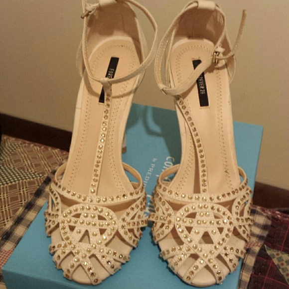 😉!!ON SALE!! Gorgeous gold and beige heels