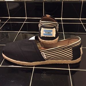 TOMS Classics University Black women's size 9