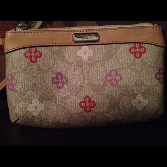 Coach Clutch Authentic💯 - Picture 2 of 4
