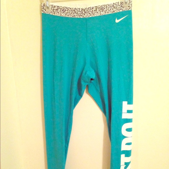 NIKE PRO HYPERWARM MEZZO WAISTBAND
WOMENS TRAIN