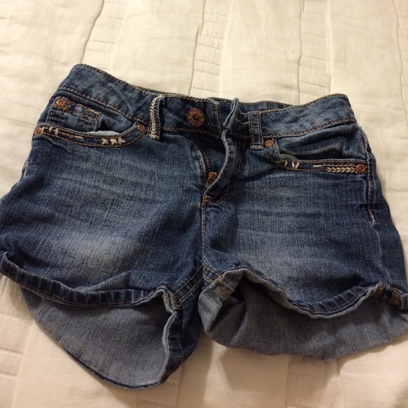 dark blue shorts