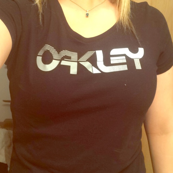 Black oakley t-shirt