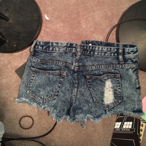 High wasted distressed shorts - Picture 2 of 3