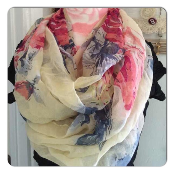 Accessories - { New } Beautiful infinity scarf💕