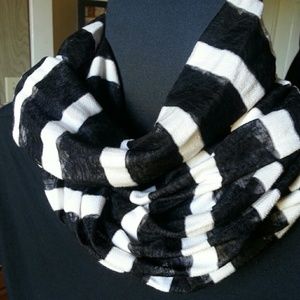 NWOT black & White Infinit Scarf