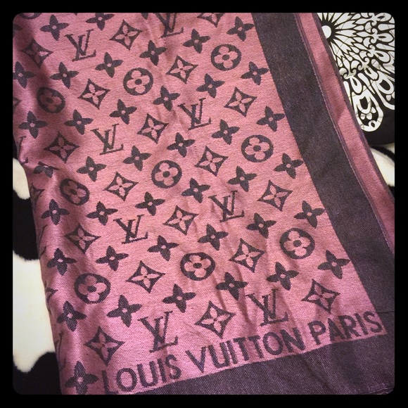 ✂️15% off✂️Louis Vuitton plum scarf