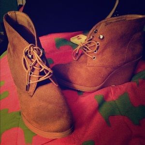 Wedge ankle booties. Color chestnut.