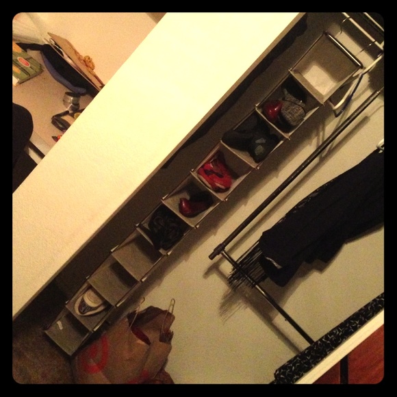 Hanging closet shoe holder