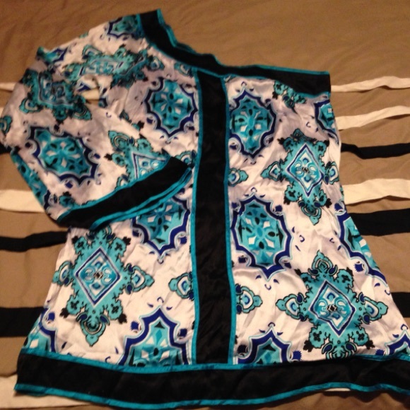 bebe Tops - BEBE KIMONO SHIRT ❤️❤️❤️❤️