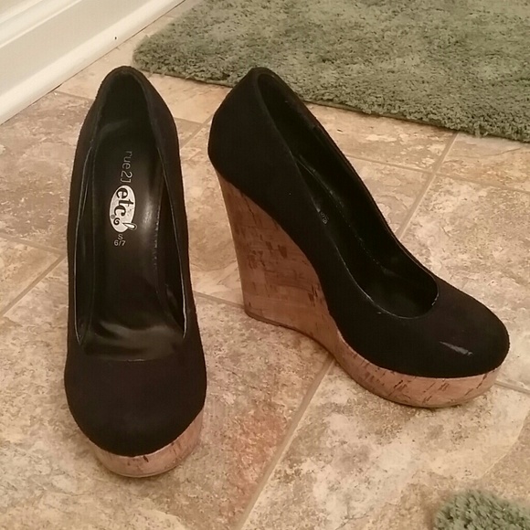 Black cork wedge pumps