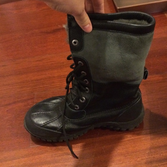Ugg Women's Adirondack Boot II Leather size 9