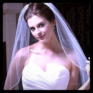 Brand New White Elbow Length Veil