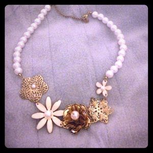Flower pearl necklace