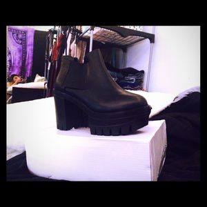Black Latonic boots
